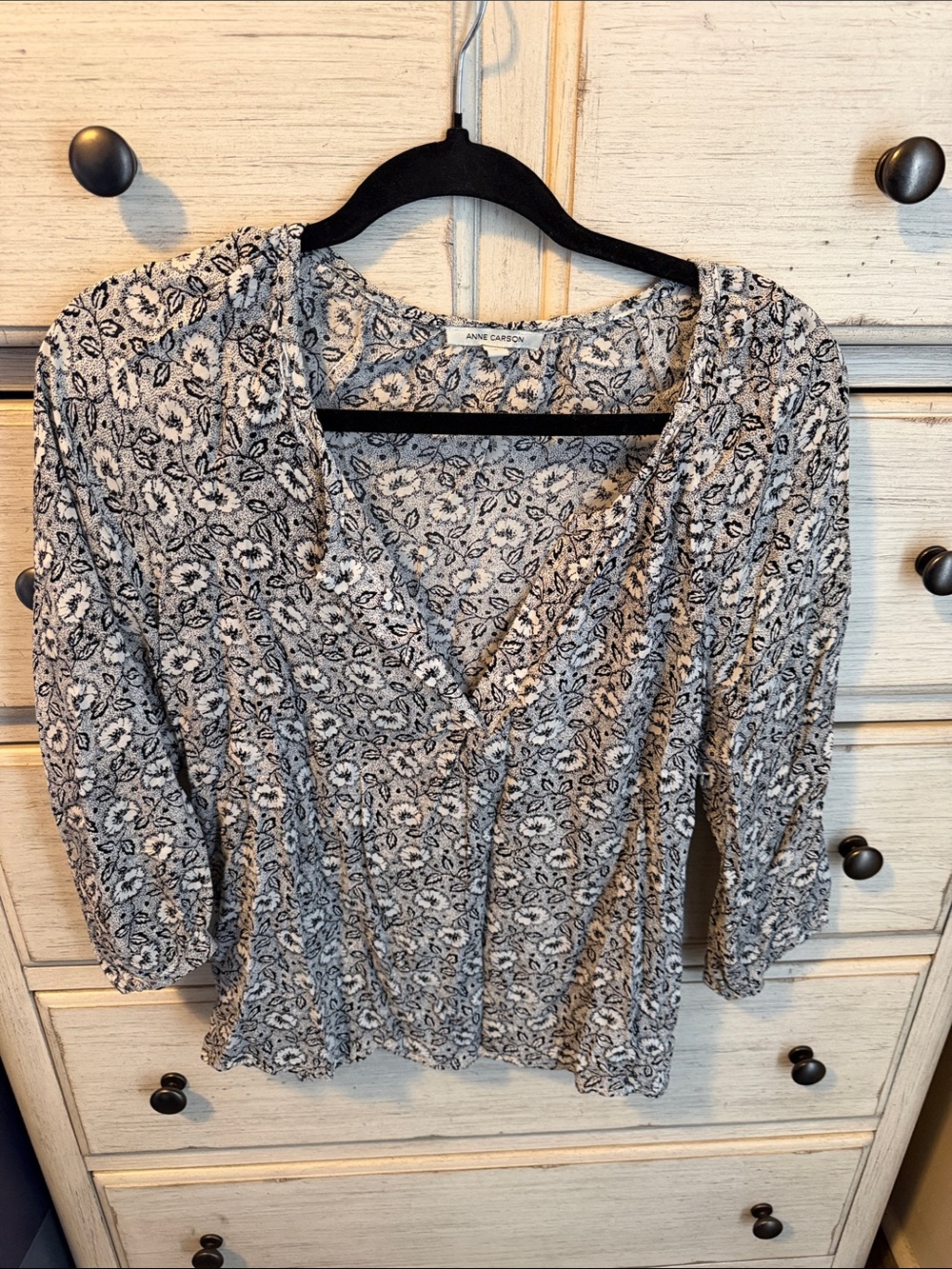 Anne Carson Black & White Floral V-Neck Blouse